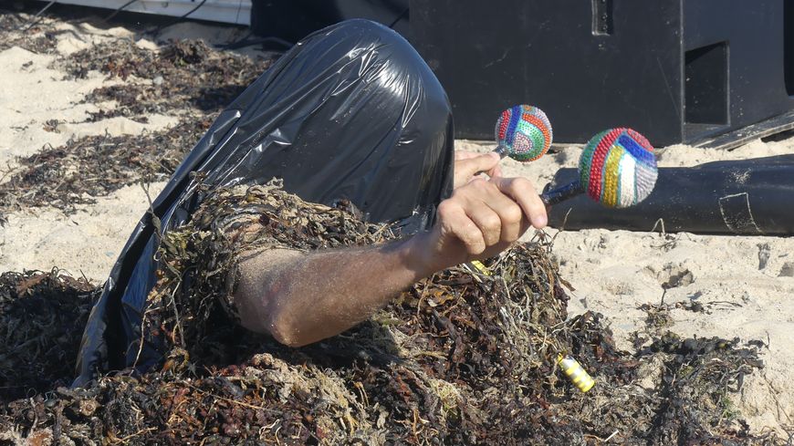 Non, c'est juste le batteur Cyril Atef qui s'est enterré dans le sable