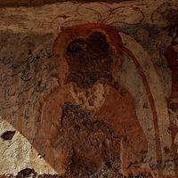 Une peinture de Bouddha détériorée par les talibans. Elle est située à l’entrée d’une caverne creusée dans les falaises de la vallée de Bâmiyân en Afghanistan.
