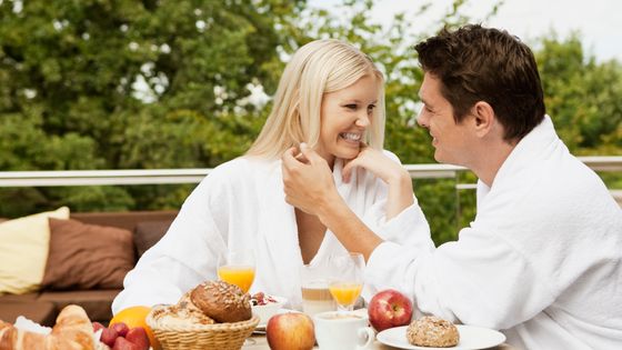 Un couple profitant d'un séjour cocooning. Peut-être comme vous prochainement ! Inscrivez-vous à notre grand jeu de la semaine ! (Image d'illustration non contractuelle)