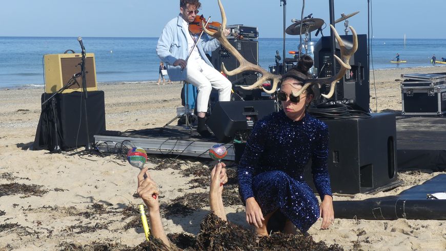 Le batteur Cyril Atef a surgi du sable. Effet de surprise garanti