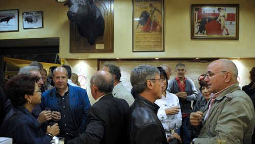 Places, ronds-points, bistrots : que reste-t-il des lieux publics du débat ?