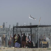 Des Pakistanais et des Afghans traversent la frontière à Chaman, alors que les Talibans viennent de reprendre le contrôle du pays