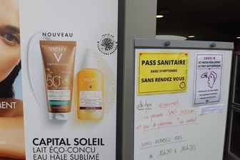 Devanture de la pharmacie des 7 îles à Tregastel débordée par les tests Devanture de la pharmacie des 7 îles à Tregastel débordée par les tests