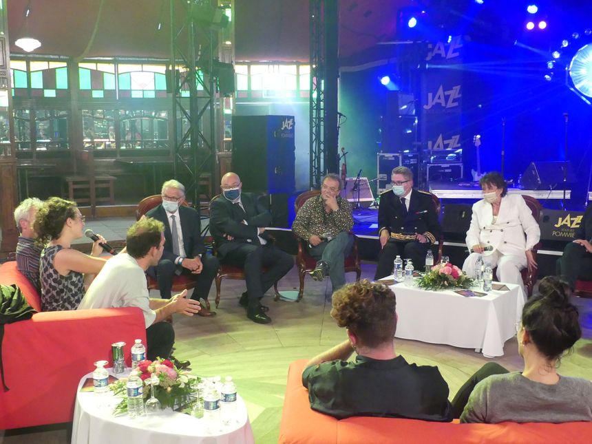 La ministre a profité de sa venue à Coutances pour rencontrer les artistes