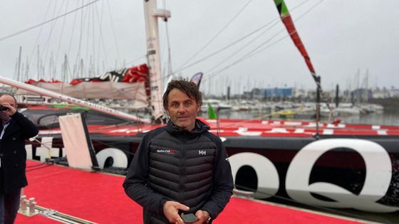 Le skipper Yannick Bestaven dans le port des Sables-d'Olonne, le 28 janvier 2021, après avoir remporté le Vendée Globe.