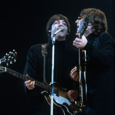 George Harrison, Paul McCartney et John Lennon de "The Beatles" à l'ancien Empire Pool (Wembley Arena), Londres, mai 1966
