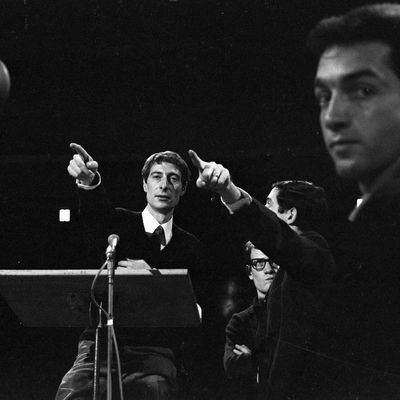 Répétitions de l'oeuvre d'Edgar Varèse, "Déserts", par l'orchestre du domaine musical, sous la direction de Bruno Maderna