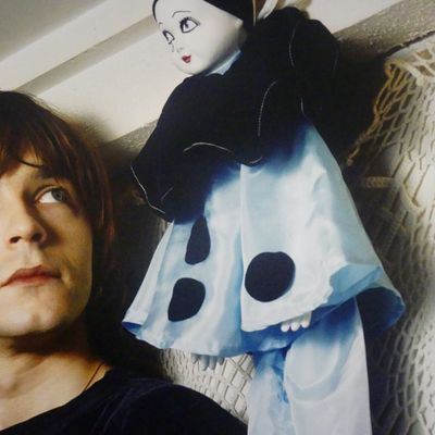 Une partie de l'exposition est consacrée au rapport que Renaud entretient avec l'enfance