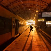 Homme courant pour avoir le train, à la gare de Den Haag, Hollande