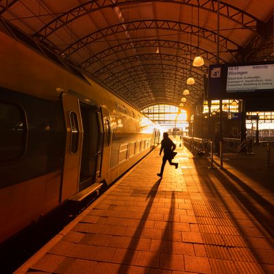 Homme courant pour avoir le train, à la gare de Den Haag, Hollande