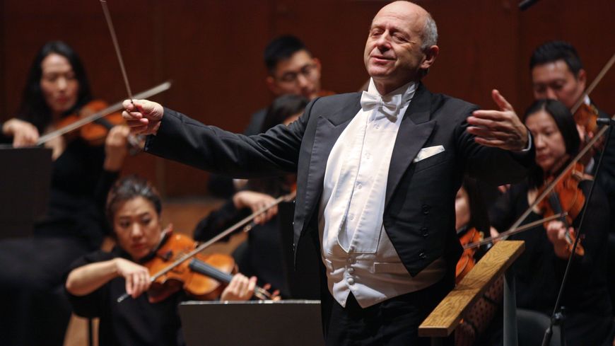 Le chef d’orchestre Iván Fischer se fait vacciner en plein concert