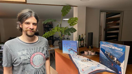 Yohan expose fièrement sa passion pour la Patrouille de France.