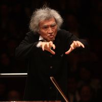 Seiji Ozawa dirige l'Orchestre international Saito Kinen dans la Symphonie nº 1 de Brahms au Carnegie Hall au 2010