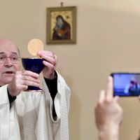 Une communion eucharistique diffusée en direct sur Facebook pendant le premier confinement