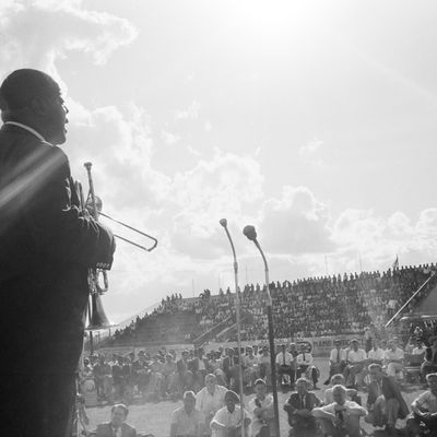 Louis Armstrong et son All-Stars Band pendant leur tournée en Afrique, en 1960, probablement au Kenya
