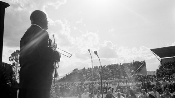 Louis Armstrong et son All-Stars Band pendant leur tournée en Afrique, en 1960, probablement au Kenya ©Getty - Susuan Wood