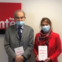 Robert Badinter et Peggy Kilhoffer dans les studios de France Inter