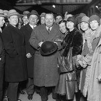 20/3/28, Oscar Dufrenne, chapeau à la main, à la gare Saint Lazare