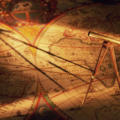Télescope sur une vieille carte du monde