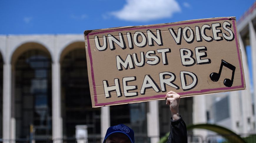 Manifestation des syndicats devant le Metropolitan Opera