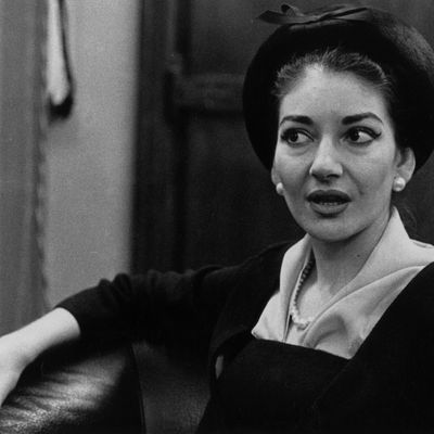 Maria Callas en 1958 : la soprano quitte la scène de l'Opéra de Rome après le 1er acte de Norma de Bellini. Le public croit alors à un simple caprice