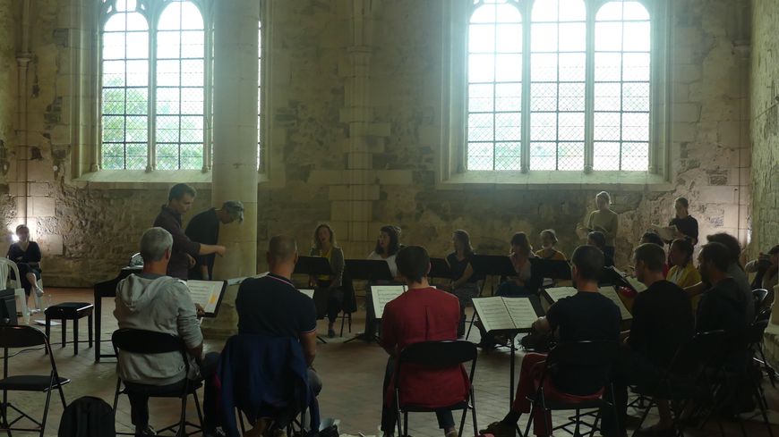 Les jeunes chefs dirigent l'ensemble Aedes dans le réfectoire de l'abbaye, un lieu particulièrement propice au chant choral