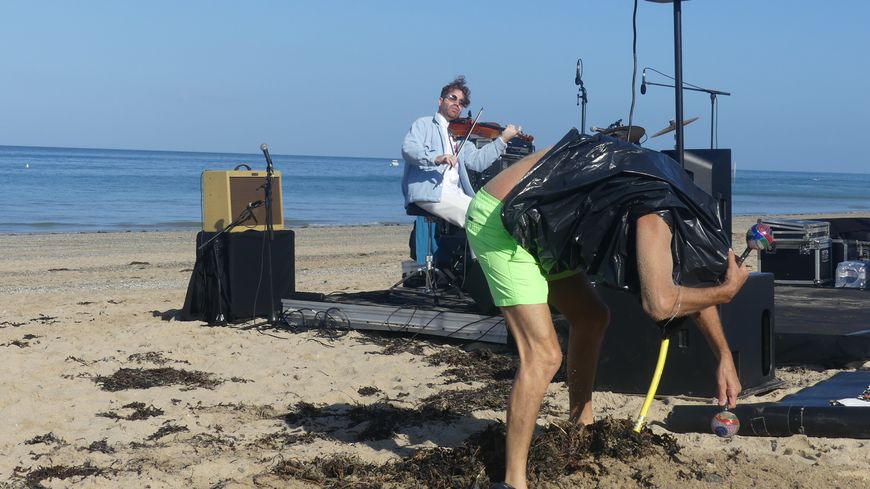 Le musicien s'extirpe tant bien que mal