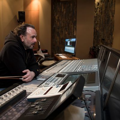 Nathaniel Méchaly, ici dans son studio parisien, a composé des bandes originales de films comme de séries