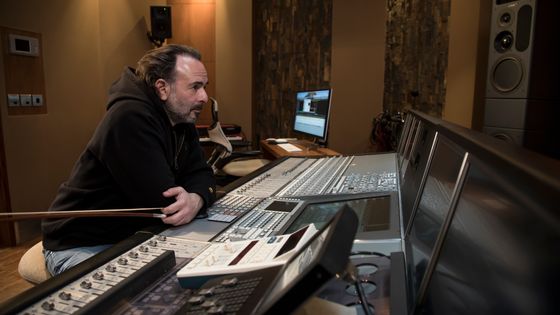 Nathaniel Méchaly, ici dans son studio parisien, a composé des bandes originales de films comme de séries - Bruno Tocaben