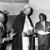 Louis Armstrong et Lionel Hampton offrant des disques à sa Sainteté le pape Paul VI, lors de leur visite au Vatican, le 9 février 1968.