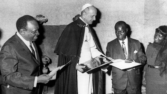 Louis Armstrong et Lionel Hampton offrant des disques à sa Sainteté le pape Paul VI, lors de leur visite au Vatican, le 9 février 1968. ©Getty - KEYSTONE-FRANCE/Gamma-Rapho