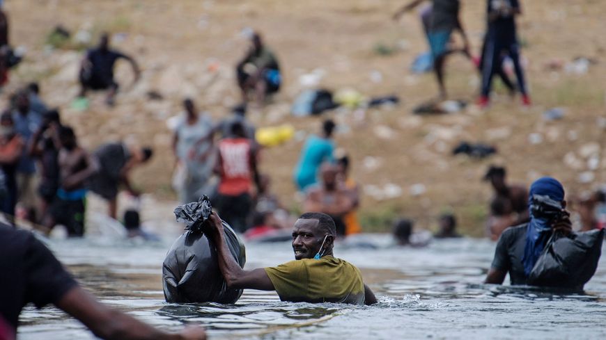 Un migrant haïtien traverse le Rio Grande à la frontière mexicain et américaine à la recherche de nourriture