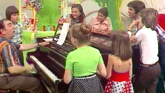 La leçon de musique de Pierre Barbizet lors de l'émission l'île aux enfants en 1974. - INA