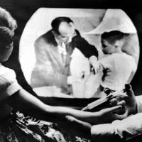 Une petite fille se fait vacciner contre la Poliomyélite, le 12 avril 1955.