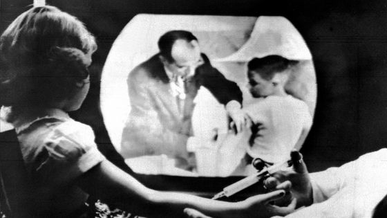 Une petite fille se fait vacciner contre la Poliomyélite, le 12 avril 1955. ©AFP - INTERCONTINENTALE