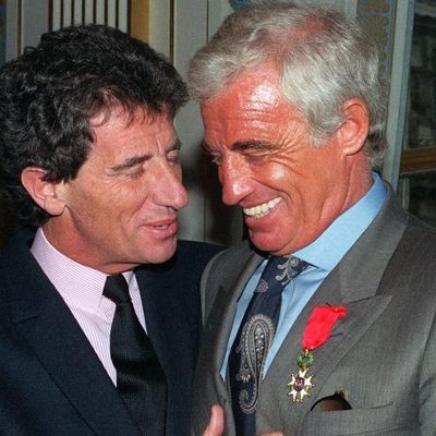 Jack Lang, ministre de la Culture a remis les insignes de Chevalier de la Légion d'honneur à l'acteur Jean-Paul Belmondo, le 6 mai 1991.