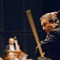 Claudio Abbado conducts the Berlin Philharmonic at the Berlin Press Ball (1999)