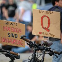 09 mai 2020, Stuttgart (Allemagne) : des pancartes portant le Q et les slogans de QAnon sont brandit lors de manifestations contre les restrictions liées au Covid-19.