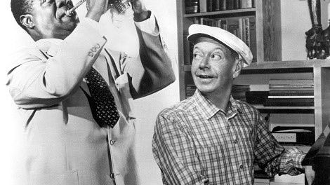 1956, Louis Armstrong rehearses on the set of the movie "High Society" with composer Cole Porter, Los Angeles (USA) ©Getty - Michael Ochs Archive