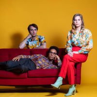 Les membres du jeune Philia Trio (à gauche, le violoniste François Pineau-Benois, sur le canapé l'accordéoniste Théo Ould et à droite la violoncelliste Lisa Strauss)