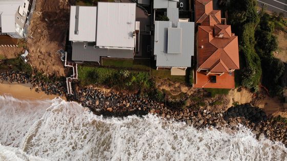 Maisons face à l'avancée de la mer à Wamberal (Australie), le 28 juillet 2020. En juin, plus de 40 littoraux australiens ont été endommagés par des tempêtes. ©AFP - Peter Parks