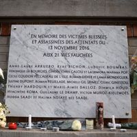 Plaque à la mémoire des victimes des attentats du 13 novembre 2015