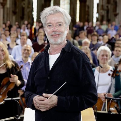Le chef d'orchestre Jukka-Pekka Saraste avec l'Orchestre Symphonique et le Choeur de la WDR de Cologne, et le Choeur de la Philharmonie Tchèque de Brno