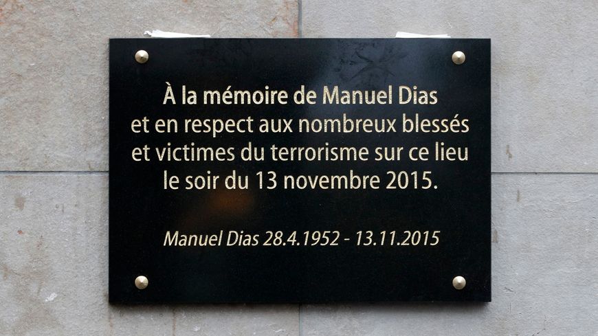 Plaque commémorative en hommage à Manuel Dias dévoilée par le président de l'époque François Hollande et le maire de Saint-Denis, Didier Paillard, le 13 novembre 2016.