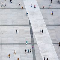 Vue aérienne d'êtres humains marchant sur une place