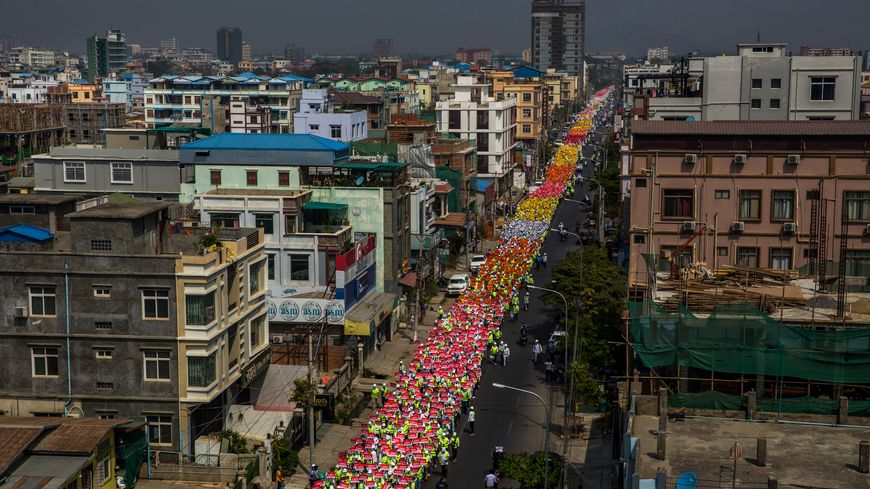 Des étudiants en médecine, des médecins et des ingénieurs ont rejoint les dizaines de milliers de manifestants opposés au coup d’État militaire. Mandalay, Birmanie, 26 février 2021.