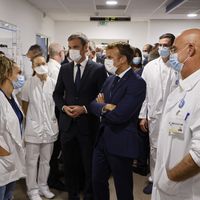 Emmanuel Macron et Olivier Véran en train de discuter avec le personnel soignant de l'hôpital La Timone à Marseille, le 2 septembre 2021.