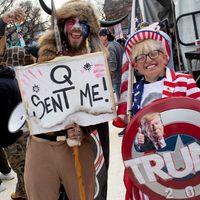 Jake Angeli également connu sous le nom de "The Q Shaman", partisan de Donald Trump et adepte de QAnon, assiste au rassemblement "Stop the Steal" le 12 décembre 2020 à Washington.