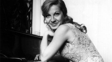 Portrait de la pianiste Cécile Ousset aujourd'hui dans Relax!