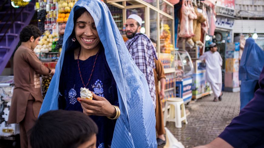 Le sourire d'une femme devant sa glace